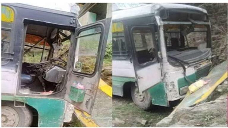 रोहड़ू: ब्रेक फेल होने से पहाड़ी से टकराई HRTC बस, कई यात्री घायल