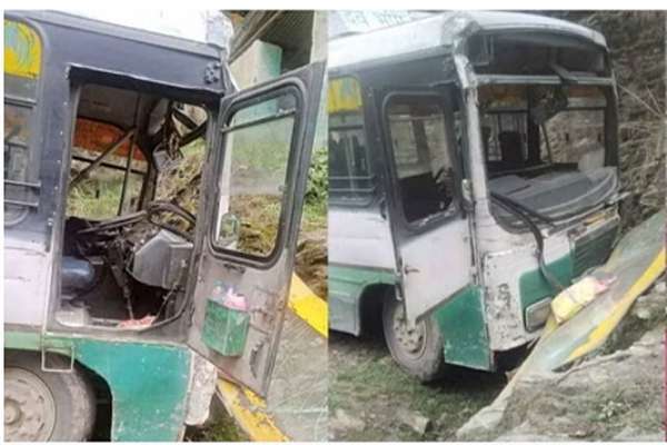 रोहड़ू: ब्रेक फेल होने से पहाड़ी से टकराई HRTC बस, कई यात्री घायल