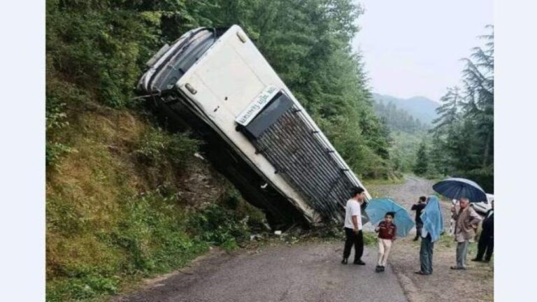 ब्रेकिंग न्यूज! चौपाल से 4 किलोमीटर दूर HRTC बस दुर्घटनाग्रस्त