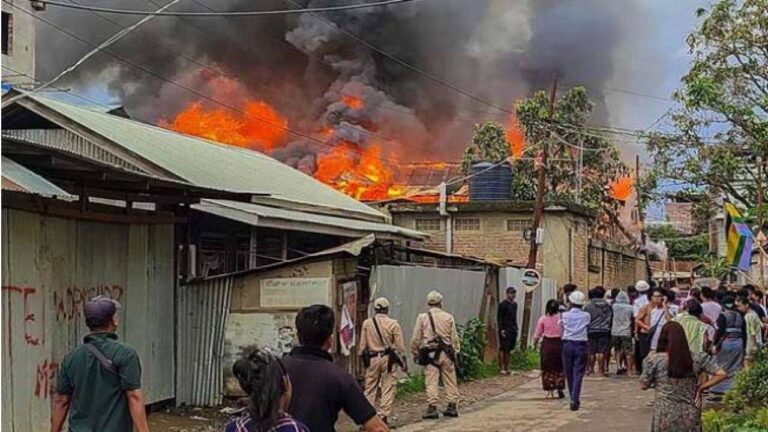 मणिपुर: भीड़ ने की पुलिस थाने में लूट की कोशिश, सुरक्षाबलों पर चलाई गई गोलियां