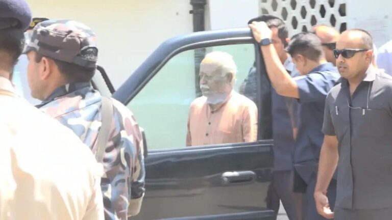 राष्ट्रीय स्वयंसेवक संघ के प्रमुख डॉ. मोहन भागवत बुधवार को हिमाचल प्रदेश के तीन दिवसीय दौरे के लिए ऊना पहुंचे। मोहन भागवत वंदे भारत ट्रेन से ऊना रेलवे स्टेशन पर पहुंचे, जहां आरएसएस के स्वंयसेवकों ने आरएसएस प्रमुख का जोरदार स्वागत किया। ऊना रेलवे स्टेशन से पुलिस और प्रशासन की कड़ी सुरक्षा व्यवस्था के बीच डॉ. मोहन भागवत हमीरपुर के लिए रवाना हो गए। ऊना रेलवे स्टेशन पहुंचने के बाद संघ के कार्यकर्ताओं ने मोहन भागवत की अगवानी की, जबकि रेलवे स्टेशन पर ही उन्होंने चाय नाश्ता लिया और स्वयंसेवकों के साथ बातचीत करते हुए संघ कार्यों की फीडबैक हासिल की। इसके बाद मोहन भागवत का काफिला हमीरपुर के लिए रवाना हो गया। मोहन भागवत अपने तीन दिवसीय प्रवास के दौरान बुधवार को मोहन भागवत यहां पर पहुंचे हैं और दो दिन रुकने के बाद शुक्रवार को यहां से रवाना हो जाएंगे।