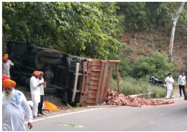 हेमकुंड साहिब यात्रा पर जा रहे पंजाब के श्रद्धालुओं को ट्रक ने कुचला, दो की मौत