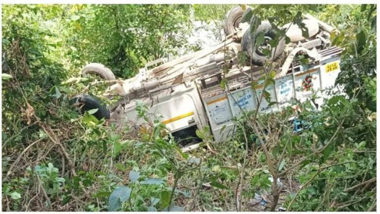 बड़ा हादसा, सुजानपुर में श्रद्धालुओं से भरी पिकअप खाई में पलटी; 18 लोग हुए घायल