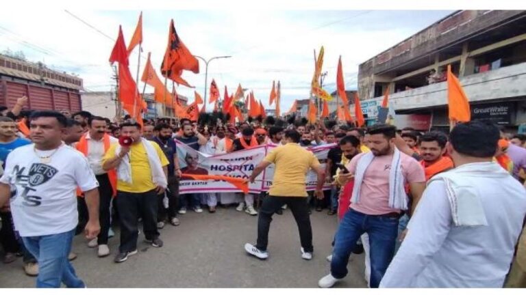 शिव पर अमर्यादित टिप्पणी करने के मामले में डॉक्टर की जमानत रद्द करने की मांग को लेकर सड़क पर उतरे हिन्दू संगठन