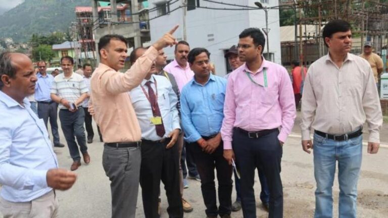 राष्ट्रीय आपदा प्रबंधन प्राधिकरण के वित्तीय सलाहकार रविनेश कुमार के नेतृत्व वाली चार सदस्यीय अंतर मंत्रालय केंद्रीय टीम ने आज कुल्लू जिले में भबारिश प्रभावित क्षेत्रों का दौरा कर नुकसान का जायजा लिया। इस टीम में केंद्रीय जल आयोग के निदेशक पीयूष रंजन, केंद्रीय विद्युत प्राधिकरण के निदेशक आर.के.मीणा और वित्त मंत्रालय के व्यय विभाग के उप निदेशक महेश कुमार उनके साथ रहे। इस दौरान विशेष सचिव एवं निदेशक राजस्व तथा आपदा प्रबंधन डी.सी राणा और उपायुक्त कुल्लू आशुतोष गर्ग समेत जिले के अन्य आला अधिकारी भी उपस्थित रहे। आज पहले दिन इस टीम द्वारा भुन्तर, भूतनाथ पुल, बाशिंग, पत्लीकुहल, सेउबाग पुल डोलुनाला, जगतसुख, हथिथान, व् मनाली तथा कसोल तक का दौरा किया गया , जहां 9-10 जुलाई को भारी बारिश, बाढ़ और भूस्खलन से बड़े पैमाने पर नुकसान हुआ है। टीम ने क्षतिग्रस्त मकानों-दुकानों का निरीक्षण करने के साथ साथ प्रभावित परिवारों से बातचीत भी की। इसके अलावा उन्होंने सड़क, पुल, पेयजल और विद्युत समेत अन्य परियोजनाओं को पहुंचे नुकसान का आकलन किया। इस दौरान अंतर मंत्रालय केंद्रीय दल के टीम लीडर एवं राष्ट्रीय आपदा प्रबंधन प्राधिकरण के वित्तीय सलाहकार रविनेश कुमार ने बताया कि केंद्र सरकार के निर्देशों पर उनकी 8 सदस्यीय टीम हिमाचल में बारिश और बाढ़ से हुए नुकसान का आकलन कर रही है। इस टीम को 4-4 सदस्यों के साथ दो भागों में बांटा है। जिसमें एक टीम मंडी, कुल्लू के दौरे पर है, वहीं दूसरी सोलन, शिमला और किन्नौर जिलों का दौरा कर नुकसान का जायजा ले रही है। यह टीम हिमाचल में क्षति का जायजा लेने के बाद केंद्र सरकार को यहां की वस्तुस्थिति से अवगत कराएगी। जिसके बाद सरकार मुआवजे पर फैसला लेगी। उपायुक्त शुतोष गर्ग ने बताया कि केंद्रीय टीम ने भीषण बारिश और फ्लैश फल्ड से जिले में हुई भारी क्षति को देख कर नुकसान का आकलन किया। इससे पूर्व प्रात एक बैठक में उपायुक्त शुतोष गर्ग ने बाढ़ से हुए सार्जनिक व् निजी संपत्तियों को हुए प्रत्येक विभाग के नुकसान से सम्बंधित विस्तृत पीपीटी प्रस्तुति दी। उपायुक्त ने अवगत करवाया कि अभी तक जिले में उच्चतर शिक्षा विभाग में 17 उच्च विद्यालय , 30 उच्च माध्यमिक विद्यालयों को मिलाकर कुल 47 स्कुल भवनों को क्षति पहुंची है जिसमें उच्च विद्यालय आलू ग्राउंड ( शालीन ) का भवन बाढ़ में बह गया है । कुल नुकसान का आकलन 8 करोड़ 36 लाख रूपये है प्रारंभिक शिक्षा विभाग में 71 प्राथमिक, 2 माध्यमिक विद्यालय सहित बीइओ कार्यालय निरमंड को क्षति पहुंची है। जिनमें प्राथमिक स्कूल कलाथ का भवन बाढ़ में बह गया है। कुल नुकसान का आकलन 2 करोड़ 35 लाख रूपये है। विभागवार बाढ़ से हुए नुकसान बारे अवगत करवाते हुए उपायुक्त ने बताया कि सभी विभागों को मिलकर जिले में अभी तक कुल 72808.58 लाख रूपये का नुकसान का आकलन किया गया है एचपीपीडब्ल्यूडी षष्टम वृत्त कुल्लू में 27525 लाख, जल शक्ति विभाग कुल्लू में 33041.8 लाख का नुकसान हुआ है एचपीएसईबीएल विभाग में 3769.08 लाख, बागवानी विभाग 2682.43 लाख, कृषि विभाग 2338.25 लाख , पशुपालन विभाग 126.53 लाख, डीआरडीए में 2228 लाख, एमसी (कुल्लू) में 138.3 लाख एमसी (मनाली) में 108 लाख नगर पंचायत भुंतर में 400 लाख, नगर पंचायत निरमंड में 43.20 लाख व नगर पंचायत बंजार में 84 लाख रूपये का नुकसान का आकलन किया गया है, इसके अतिरिक्त राष्ट्रीय उच्च मार्गों को भी बहुत अधिक नुकसान हुआ है जो कि इसमें शामिल नहीं हैं इस दौरान एसडीम मनाली रमन शर्मा, एसडीएम् कुल्लू विकास शुक्ला, एसई लोकनिर्माण राजीव शर्मा, एसई विधुत बोर्ड रुप सिंह, एसई जल शक्ति विनोद ठाकुर उपनिदेशक उद्यान बीएम् चौहान, उपनिदेशक कृषि पंज्बीर सिंह व अन्य विभागध्यक्ष उपस्थित थे।