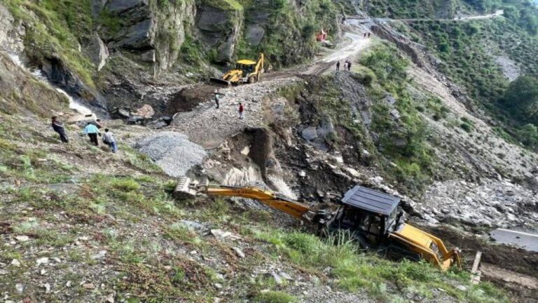 बारिश का कहर: तेलका-चम्बा सड़क पर भूस्खलन से यातायात बाधित, चंबा मुख्यालय से टूटा संपर्क