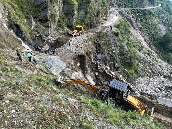 बारिश का कहर: तेलका-चम्बा सड़क पर भूस्खलन से यातायात बाधित, चंबा मुख्यालय से टूटा संपर्क