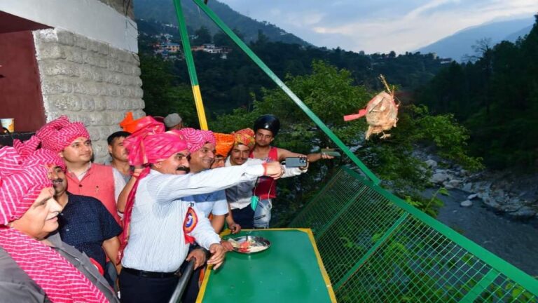 चम्बा के मिंजर महोत्सव का विधिवत समापन, मुख्यमंत्री ने शोभा यात्रा में भाग लिया