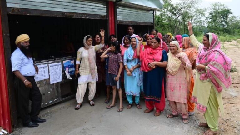 ऊना: शराब ठेके के खिलाफ सड़क पर उतरी महिलाएं, 24 घंटे का दिया अल्टीमेटम