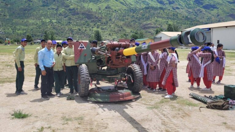 निरमण्ड स्कूल के छात्र छात्राओं ने अवेरी स्थित की आर्मी परिसर का किया दौरा