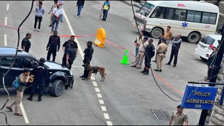 बता दें कि यह धमाका 18 जुलाई को की शाम 7 बजकर 12 मिनट पर हुआ था। इस घटना में 1 की मौत हुई थी जबकि 13 लोग घायल हुए थे। हादसे ले बाद शिमला पुलिस की विशेष जांच टीम भी इस मामले की जांच कर रही हैं। शिमला पुलिस की एसआईटी की प्रारंभिक जांच में गैस रिसाव ब्लास्ट का कारण बताया गया था। पुलिस ने कहा था कि फॉरेंसिक जांच की अंतिम रिपोर्ट आने पर ही पता चलेगा कि धमाके की असली वजह क्या थी।