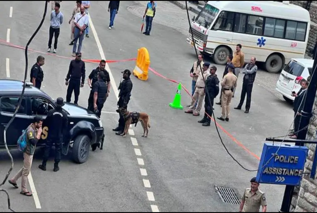 बता दें कि यह धमाका 18 जुलाई को की शाम 7 बजकर 12 मिनट पर हुआ था। इस घटना में 1 की मौत हुई थी जबकि 13 लोग घायल हुए थे। हादसे ले बाद शिमला पुलिस की विशेष जांच टीम भी इस मामले की जांच कर रही हैं। शिमला पुलिस की एसआईटी की प्रारंभिक जांच में गैस रिसाव ब्लास्ट का कारण बताया गया था। पुलिस ने कहा था कि फॉरेंसिक जांच की अंतिम रिपोर्ट आने पर ही पता चलेगा कि धमाके की असली वजह क्या थी।