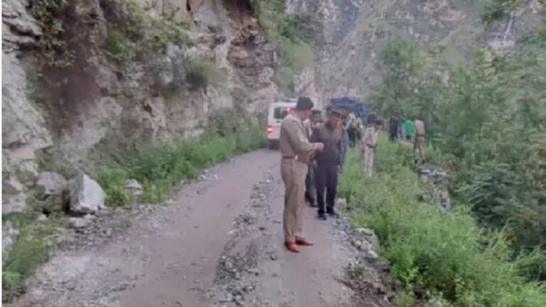 किन्नौर में सतलुज में पिकअप गिरी, ड्राइवर समेत 3 लोग लापता
