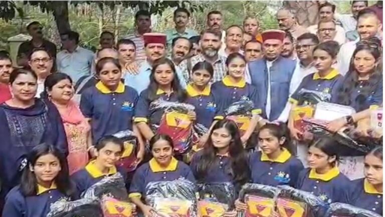 हमीरपुर की 21 बेटियों का दल भारत दर्शन के लिए रवाना, पूर्व मुख्यमंत्री ने हरी झंडी दिखाकर किया रवाना