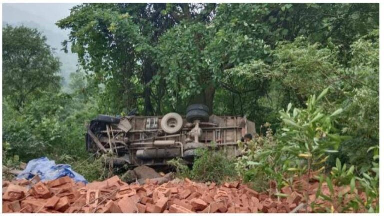 स्वारघाट में सड़क हादसा: अनियंत्रित होकर गहरी खाई में गिरा ईंटों से भरा ट्रक