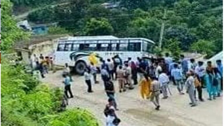 बड़ा हादसा टला: टौणी देवी में खाई में लुढ़कने से बाल-बाल बची निजी बस