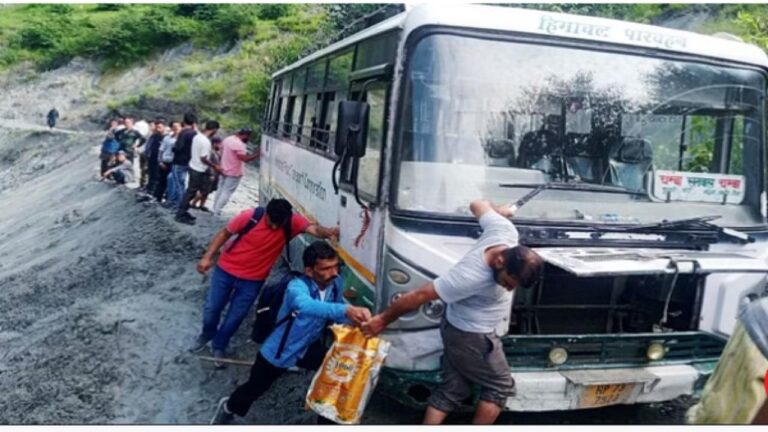 चंबा: एचआरटीसी बस दलदल में फंसकर एक तरफ को झुकने लगी, यात्रियों में मची अफरातफरी