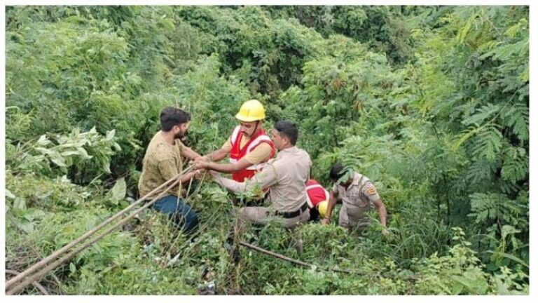 घटनास्थल पर शवों को सड़क तक पहुंचाने के काम मे जुटी पुलिस