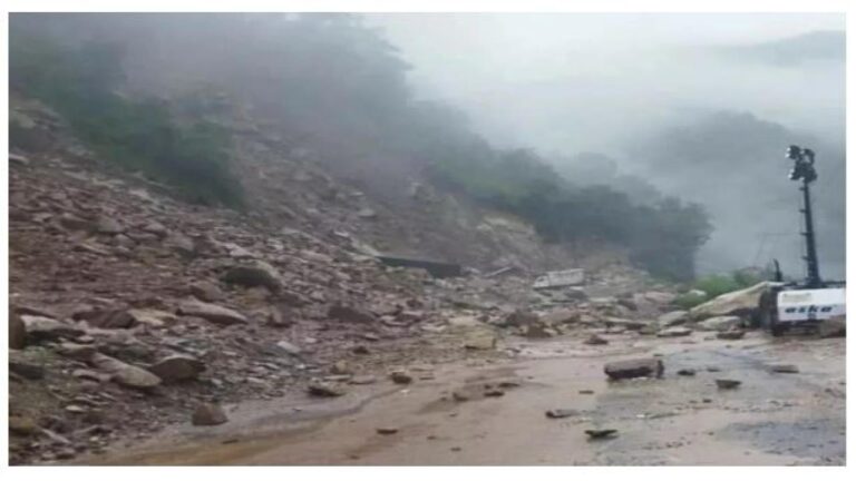 मंडी के सात मील में फिर पहाड़ दरकने से मनाली-चंडीगढ़ राष्ट्रीय राजमार्ग बाधित