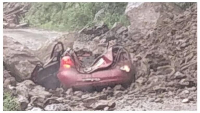 रोहडू में भूस्खलन होने से गाड़ी क्षतिग्रस्त, बाल-बाल बचे तीन लोग बचे; चिड़गांव में मलबे में फंसी युवती