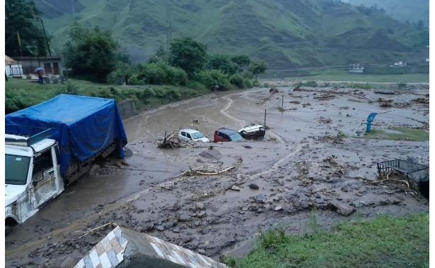 रोहड़ू में बादल फटने से कई गाड़ियाँ बही, 3 लोगों के दबने की आशंका