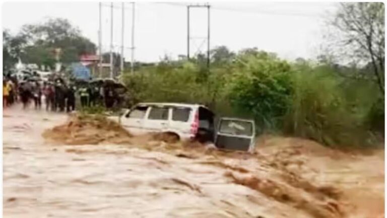 हिमाचल के हरोली में बाढ़:स्कॉर्पियो पानी में बही