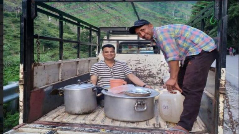 पांच दिनों से असहाय व जरूरतमंदों को खाना खिला रहा है सूरज ठाकुर