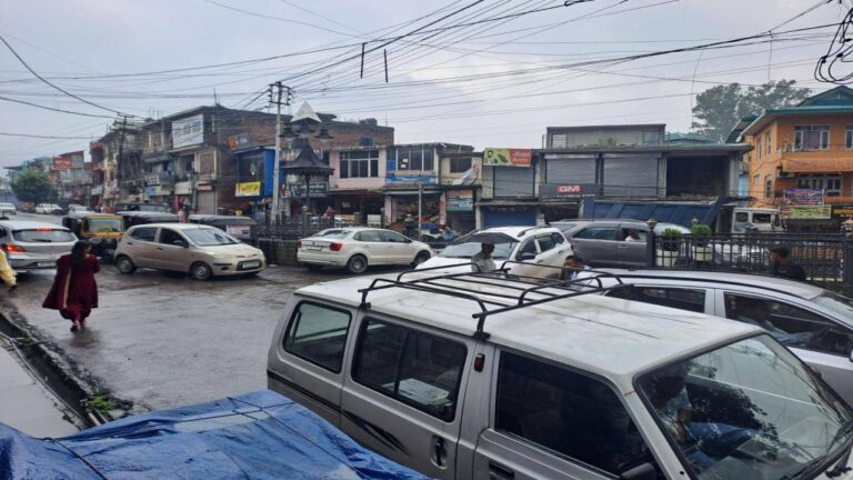 सुन्दरनगर में 40 लाख की लागत से बने महाराणा प्रताप चौक पर रेहड़ी फड़ी व गलत पार्क वाहनों ने लगाया ग्रहण