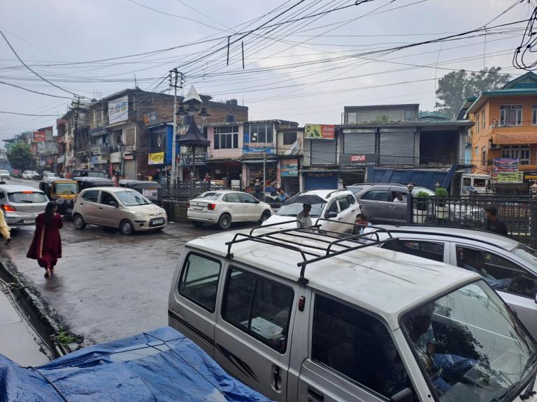 सुन्दरनगर में 40 लाख की लागत से बने महाराणा प्रताप चौक पर रेहड़ी फड़ी व गलत पार्क वाहनों ने लगाया ग्रहण