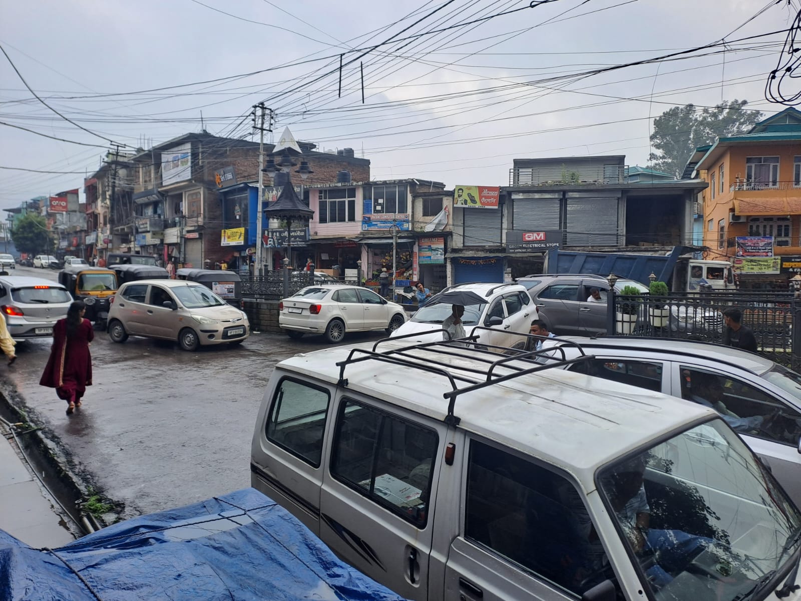 सुन्दरनगर में 40 लाख की लागत से बने महाराणा प्रताप चौक पर रेहड़ी फड़ी व गलत पार्क वाहनों ने लगाया ग्रहण