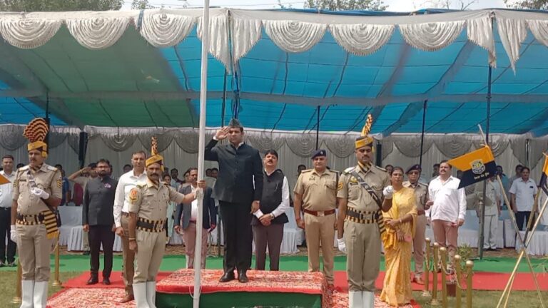 रघुवीर बाली ने बिलासपुर में किया ध्वजारोहण, वीर सपूतों के बलिदान को किया याद