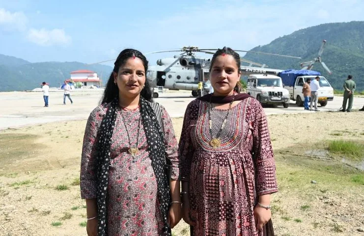 हेलीकॉप्टर के माध्यम से आपदा प्रभावित क्षेत्र से 2 गर्भवती महिलाओं को किया एयरलिफ्ट
