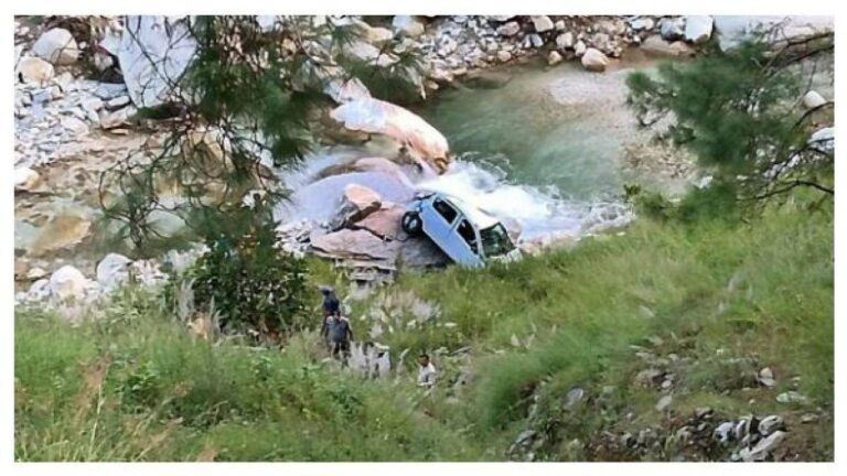 शिलाई: गहरी खाई में ऑल्टो कार गिरने से तीन लोगों की मौत, सीएम सुक्खू ने मृतकों के निधन पर शोक किया व्यक्त