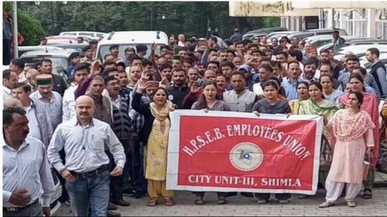 हिमाचल में पुरानी पेंशन बहाल नहीं होने से नाराज बिजली कर्मियों का हल्ला बोल