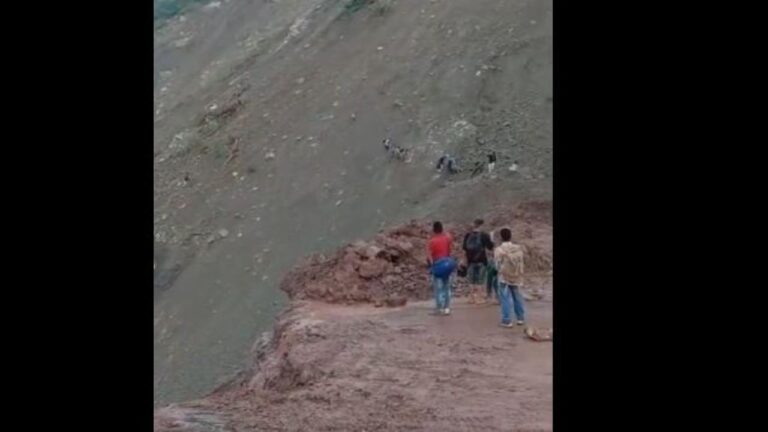 जान जोखिम में डाल कर लोग पार कर रहे एनएच-5 पर चक्की मोड़ में बनी खाई