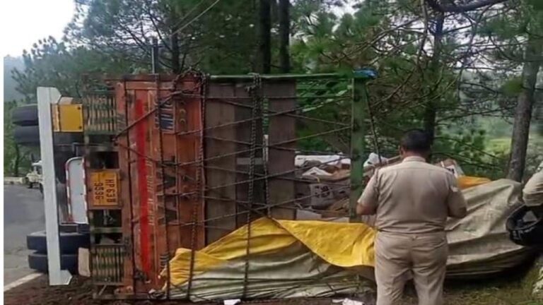 नाहन -कुमारहट्टी-शिमला NH पर पलटा सेब से भरा ट्रक