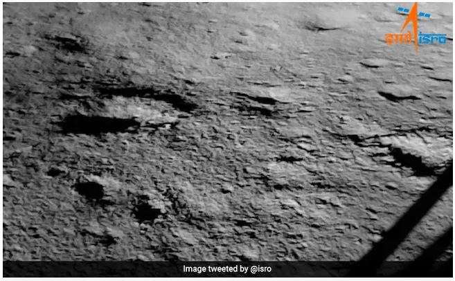 चंद्रयान-3 की लैंडिंग : लैंडर ने क्लिक की चंद्रमा की पहली तस्वीरें