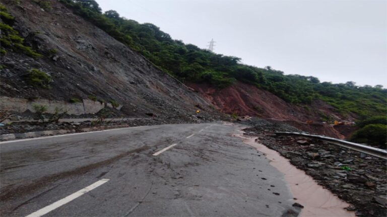 कालका-शिमला नेशनल हाईवे फिर बंद, चक्की मोड़ पर फिर लैंडस्लाइड