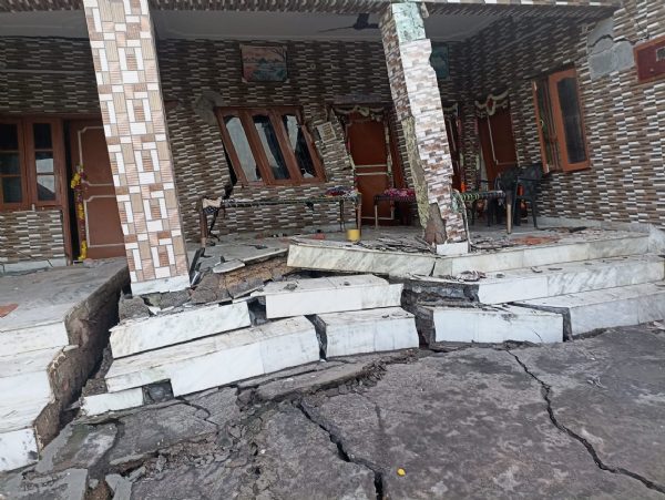 नूरपुर में पहाड़ दरकने से क्षेत्र में तबाही, मलबे में समाए दर्जन भर मकान