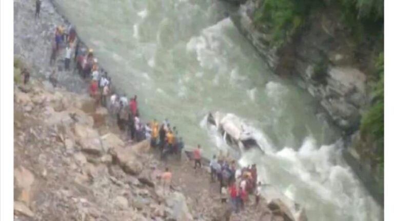 चंबा में सूमो खाई में गिरी, 5 पुलिस जवानों सहित 6 की मौत, 4 घायल, 1 लापता