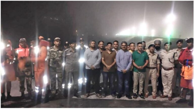 कोल बांध में फसे 10 लोगों का NDRF की टीम ने किया रेस्क्यू