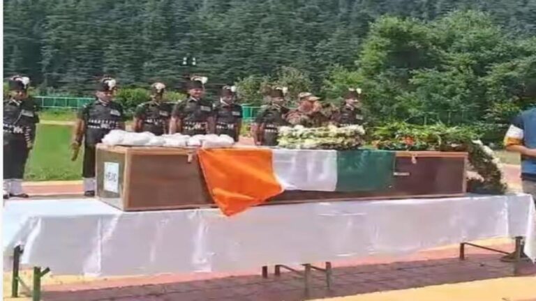 लद्दाख में सड़क दुर्घटना में शहीद हुए हवलदार विजय कुमार को लोगों ने नम आंखों से दी अंतिम विदाई