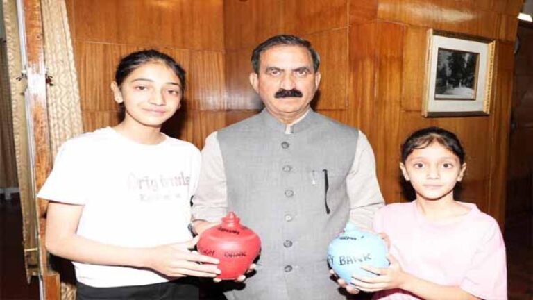 Himachal News: हिमाचल की नन्हीं बेटियों ने गुल्लक तोड़कर आपदा राहत कोष में दिया दान