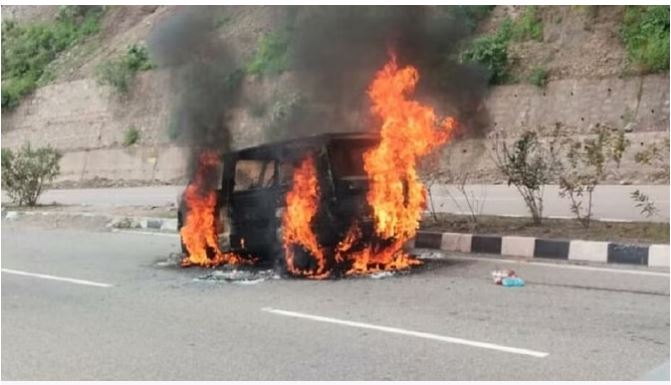 Breaking News Solan: चक्कीमोड़ (Burning car in Chakkimod) पर चलती कार में अचानक लगी आग, चालक ने कूदकर बचाई जान