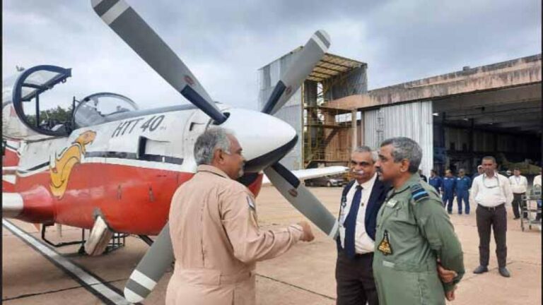 वायु सेना उप प्रमुख ने उड़ाया हिंदुस्तान टर्बो ट्रेनर एचटीटी-40