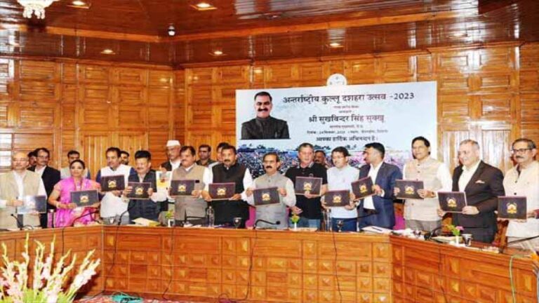 International Kullu Dussehra: सीएम सुक्खू ने कुल्लू दशहरा उत्सव के कर्टन रेजर कार्यक्रम का किया शुभारंभ