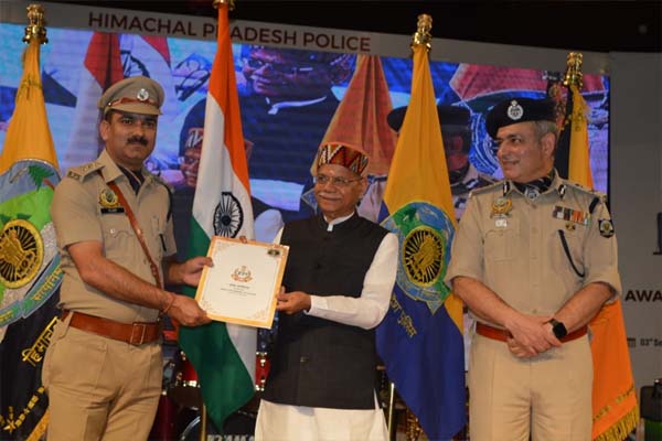 पुलिस विभाग में उत्कृष्ट सेवाओं के लिए डीएसपी विजय कुमार DGP Disc Award से सम्मानित