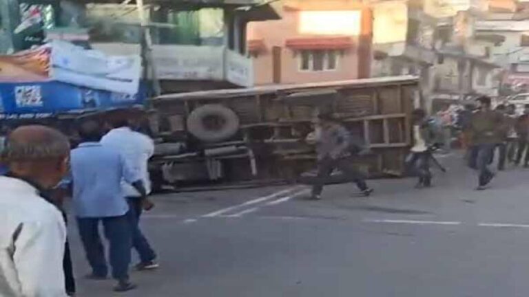 Solan News: धर्मपुर में बस स्टैंड के समीप अनियंत्रित होकर पलटा ट्रक