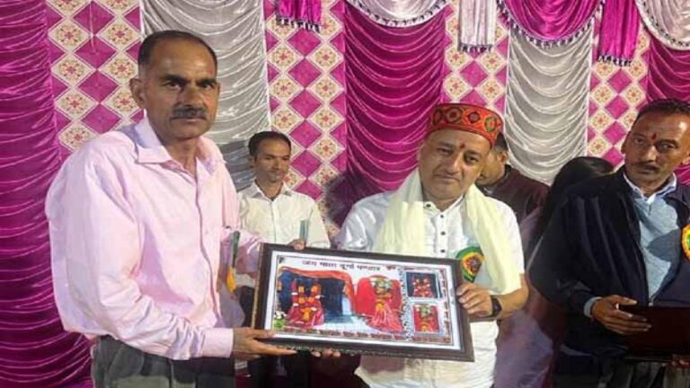 दलीप ठाकुर ने सम्मानित की विजेता छात्राएं