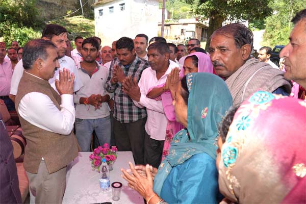 Himachal News: मुख्यमंत्री ने आपदा प्रभावितों को गृह निर्माण के लिए भूमि दस्तावेज किए प्रदान 